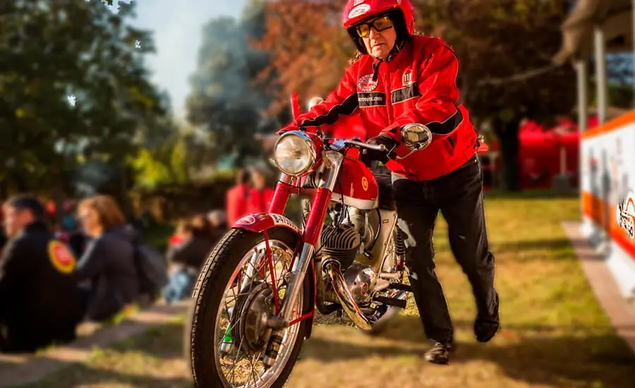 Empujar una motocicleta - Cómo arrancar una moto sin batería empujando empujar una motocicleta - Cómo arrancar una moto sin batería empujando