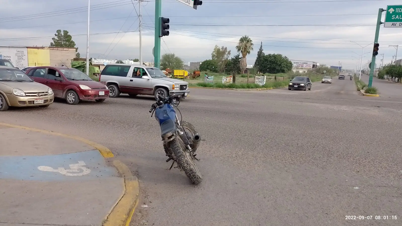 motocicleta en la calzada - Cómo indica una motocicleta que va a girar a la izquierda