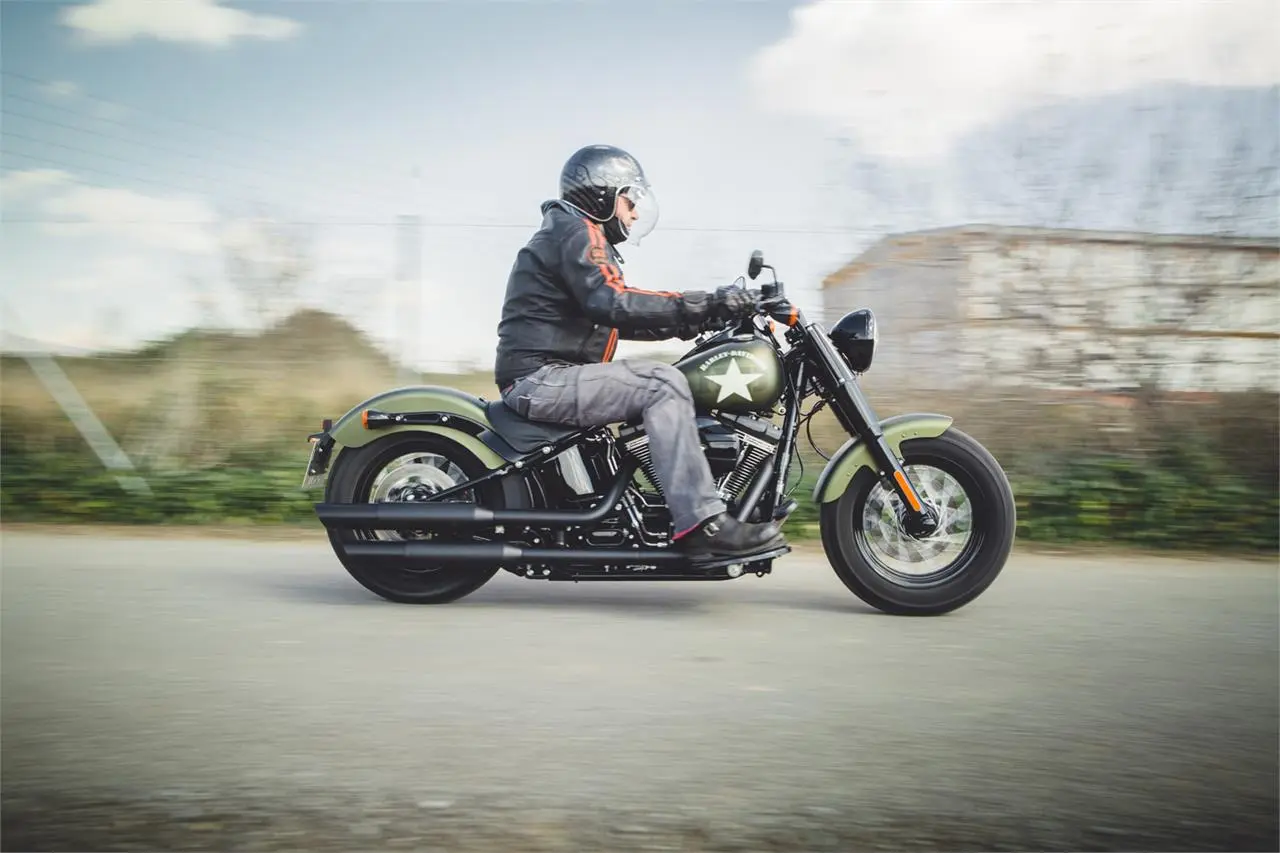 harley motocicleta mirando a la izquierda - Cómo puede llevar Harley Davidson su programa de lealtad al siguiente nivel