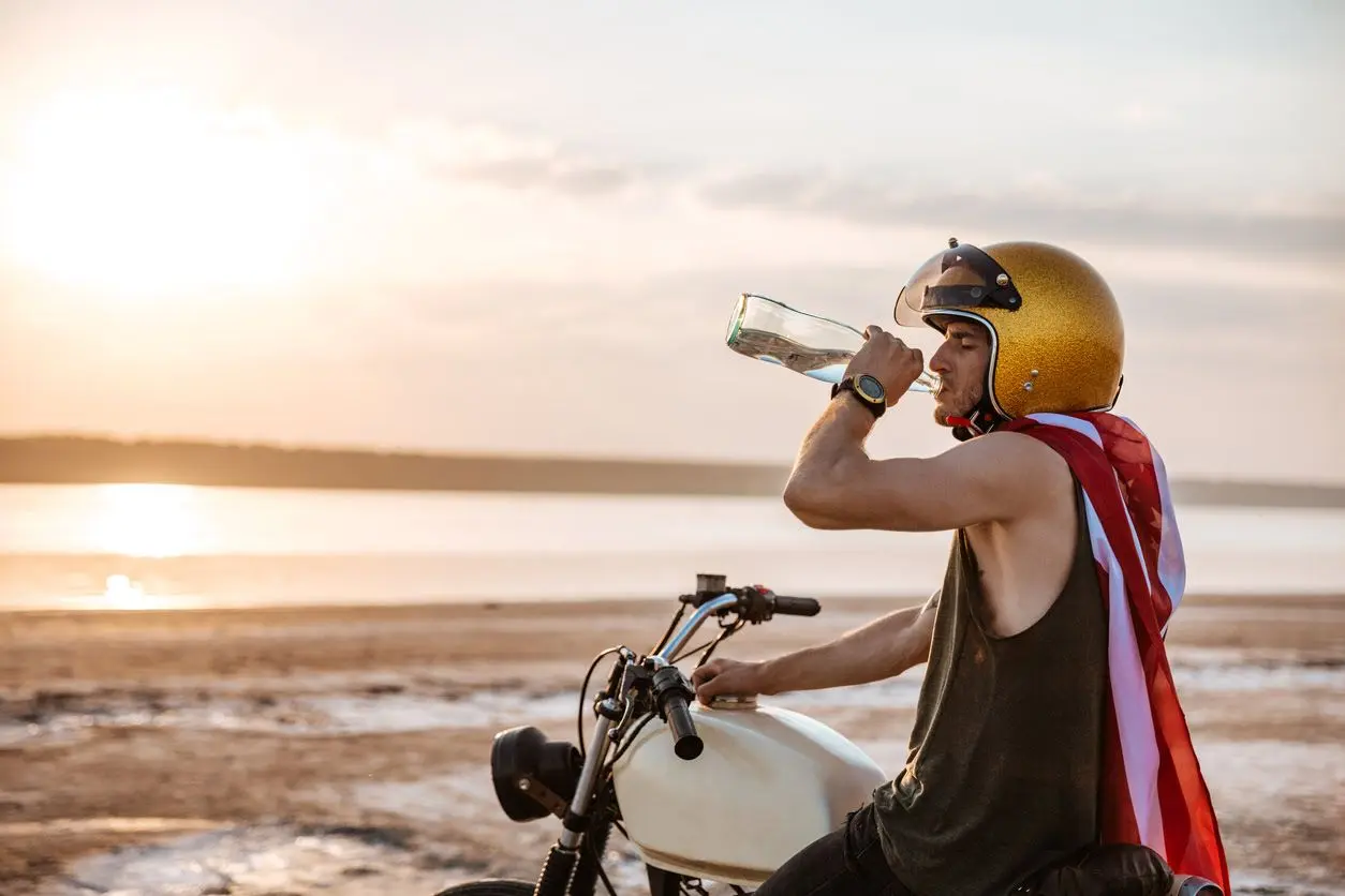 tomando agua motocicleta - Cómo saber si le entró agua al motor de la moto