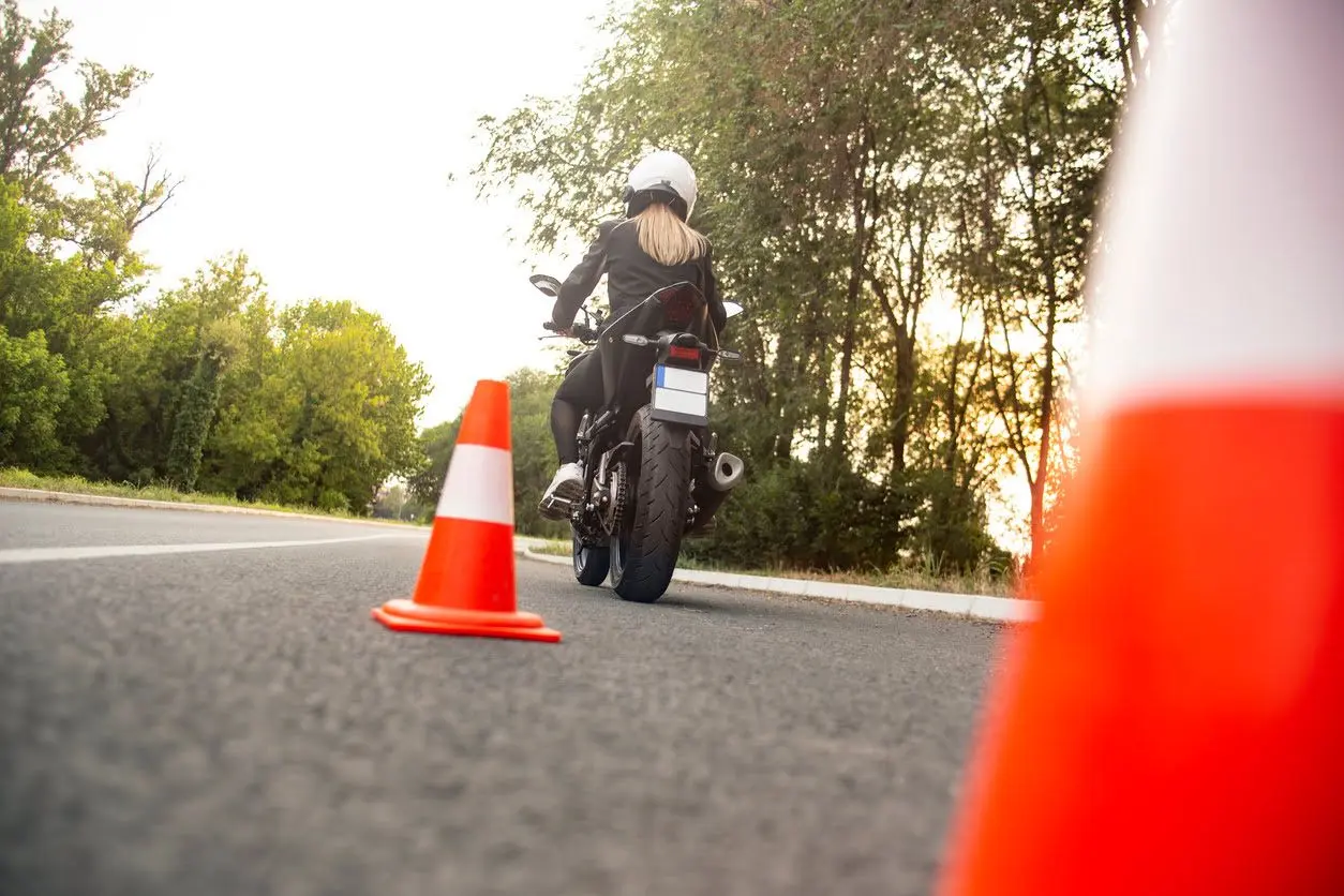 aprender a conducir motocicleta - Cómo se conduce una 49cc