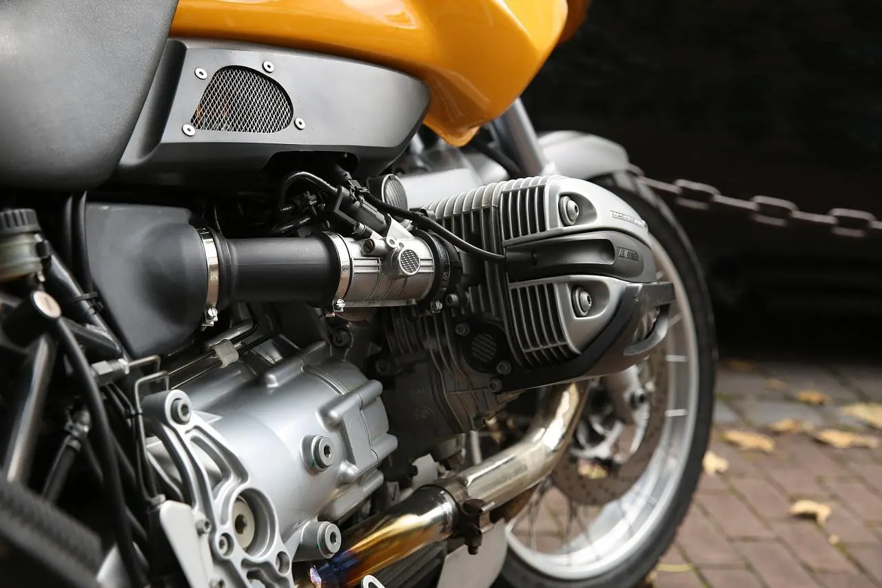 casa de repuestos de motos - Cómo se llama la tapa del motor de una moto