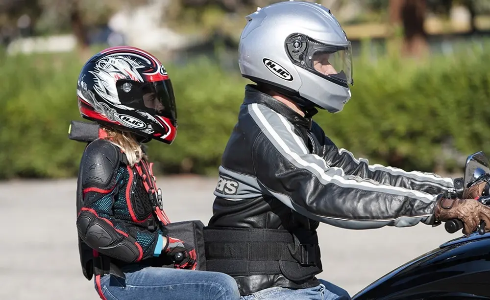 edad minima para viajar de acompañante en motocicleta - Cuál es la edad mínima para viajar como acompañante en una motocicleta