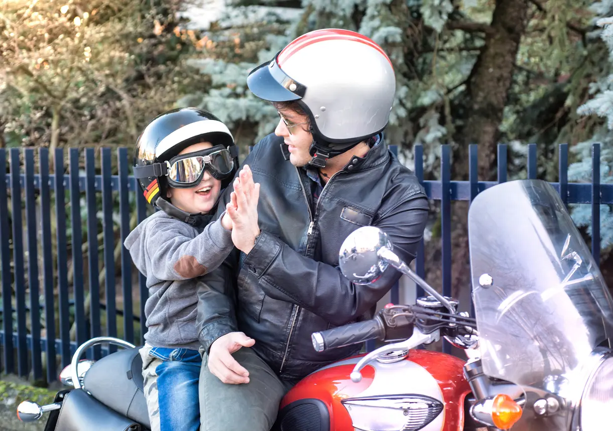 edad minima para viajar de acompañante en motocicleta - Cuál es la edad mínima para viajar como acompañante