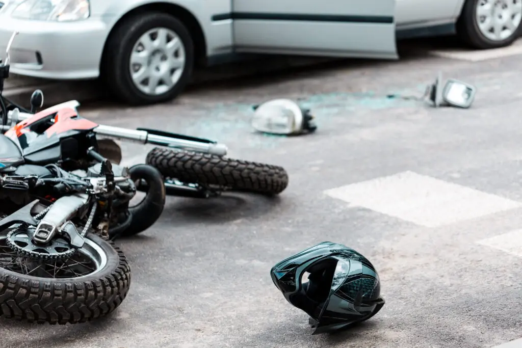 Accidente Clark y Motocicleta: La importancia de la seguridad en el uso de cascos - Cuando un motorista tiene un accidente hay que quitarle el casco accidente clark y motocicleta corta la cabeza - Cuando un motorista tiene un accidente hay que quitarle el casco