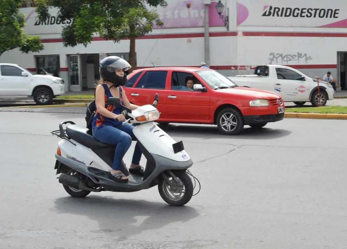 las motos pueden pasar entre los autos argentina - Cuando una moto puede rebasar