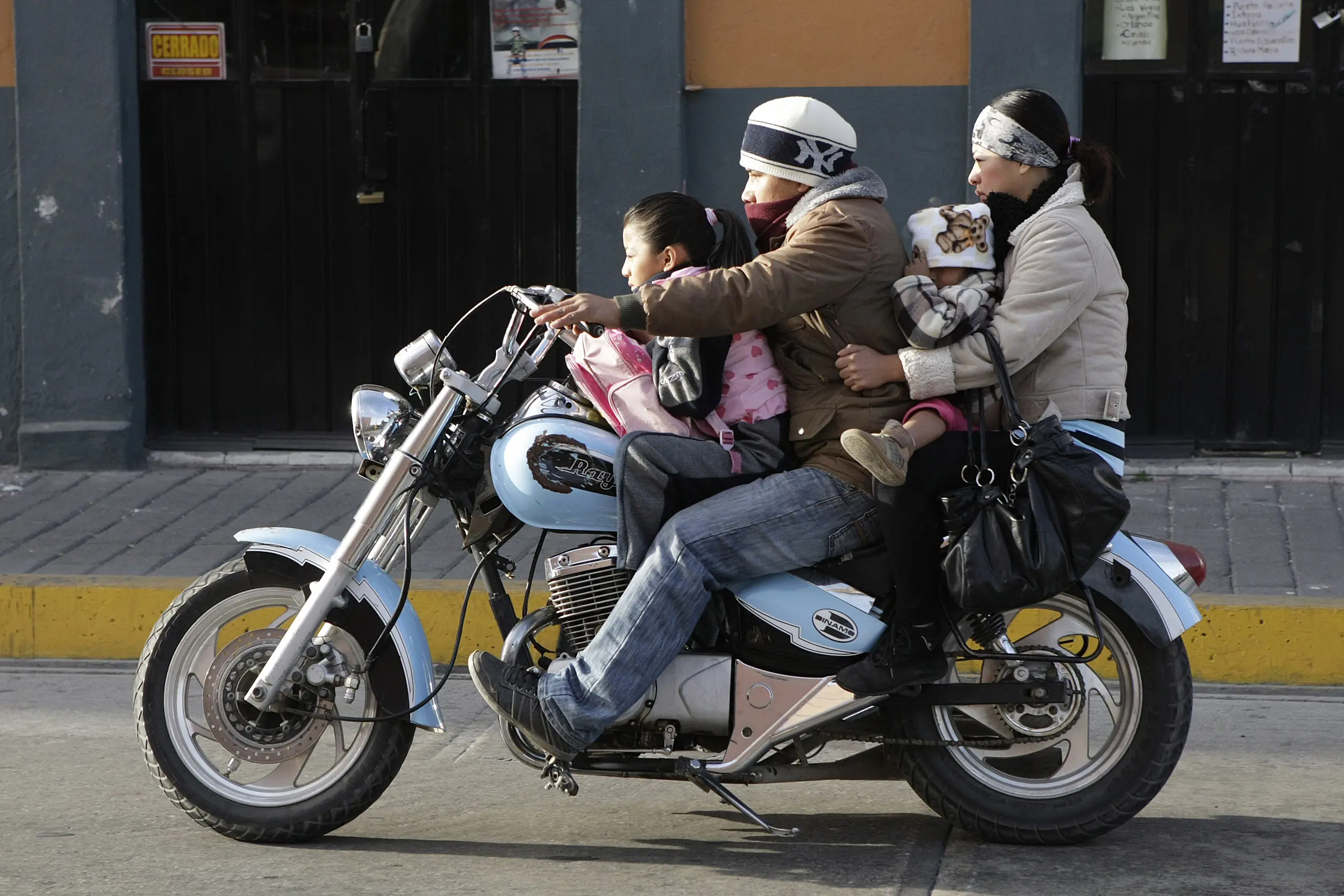 en la motocicleta se puede transportar a dos personas - Cuántas personas pueden movilizarse en una motocicleta