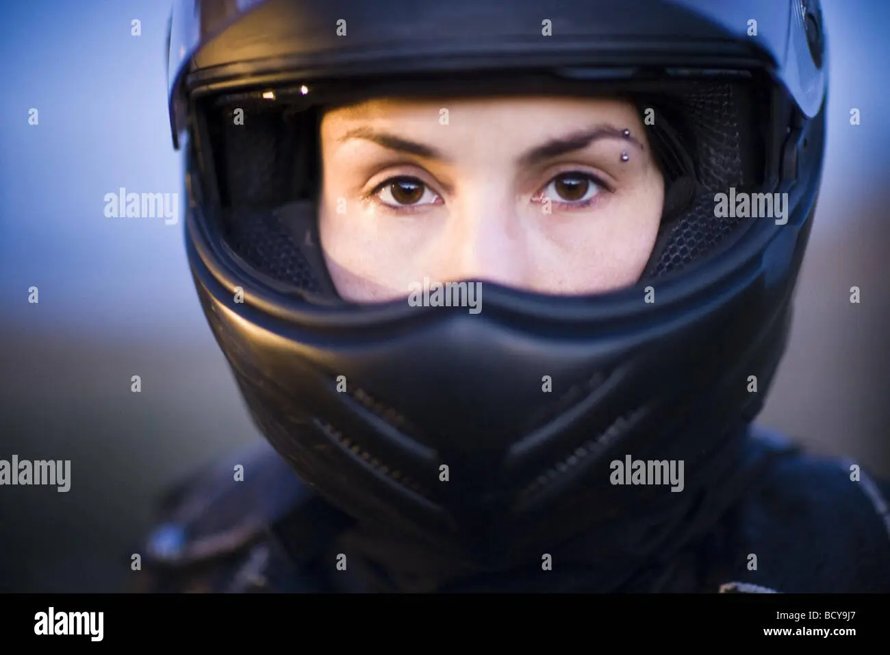 la chica del dragon tatuado casco motocicleta - Cuántas versiones hay de La chica del dragón tatuado