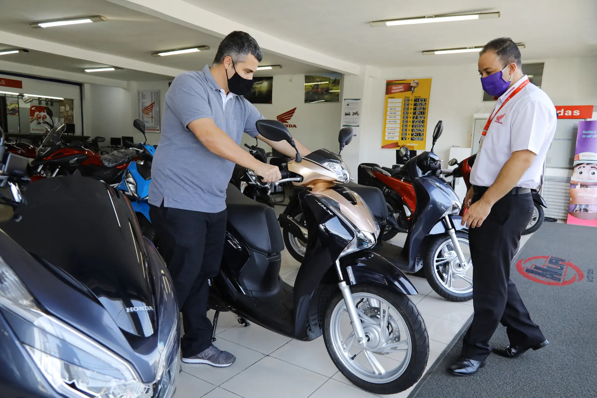 vendedor de motos honda - Cuánto cobra un comercial de motos
