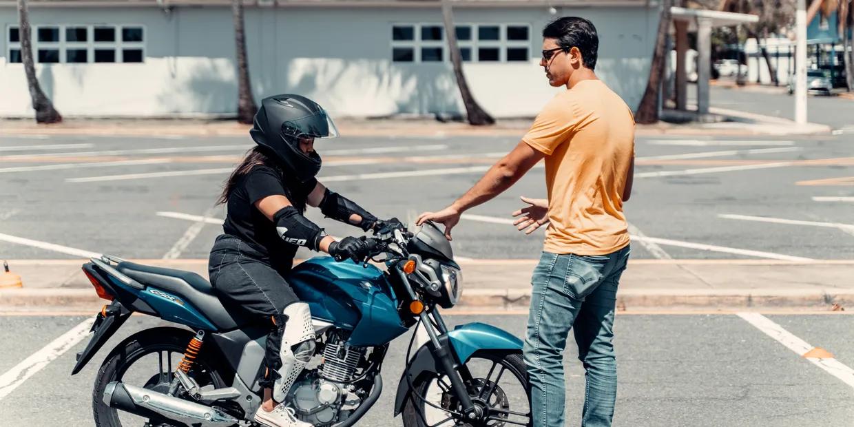 academia de conducir motos - Cuánto cuesta el carnet de conducir A1