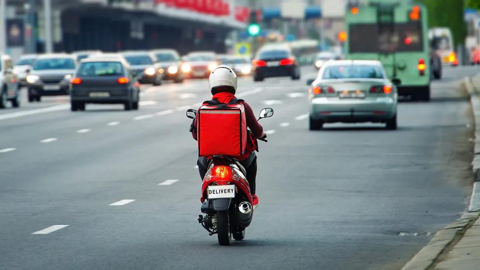 en una motocicleta cuanto puede sobresalir la carga - Cuánto es lo máximo que puede sobresalir la carga