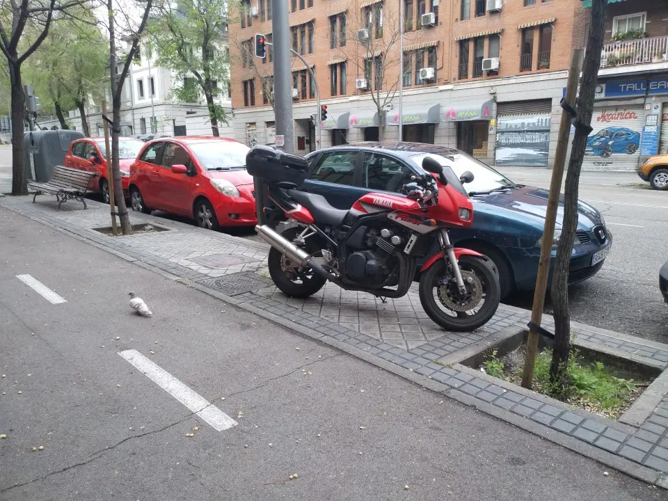 motos en la calle - Cuántos metros tiene que tener una calle para poder aparcar