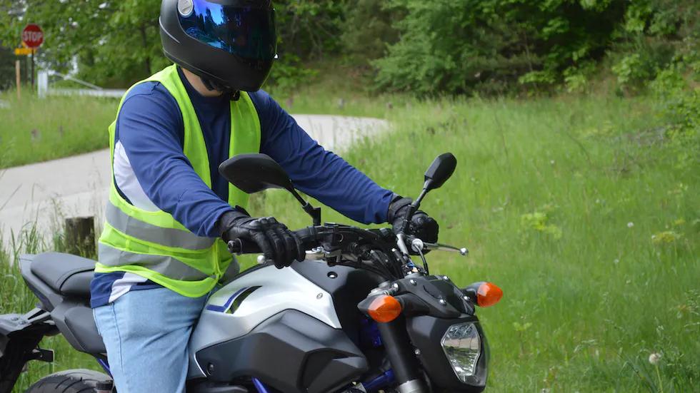 Una motocicleta puede disponer de señal de emergencia - Donde irá situada la señal luminosa de vehículo prioritario en una motocicleta una motocicleta puede disponer de señal de emergencia - Donde irá situada la señal luminosa de vehículo prioritario en una motocicleta