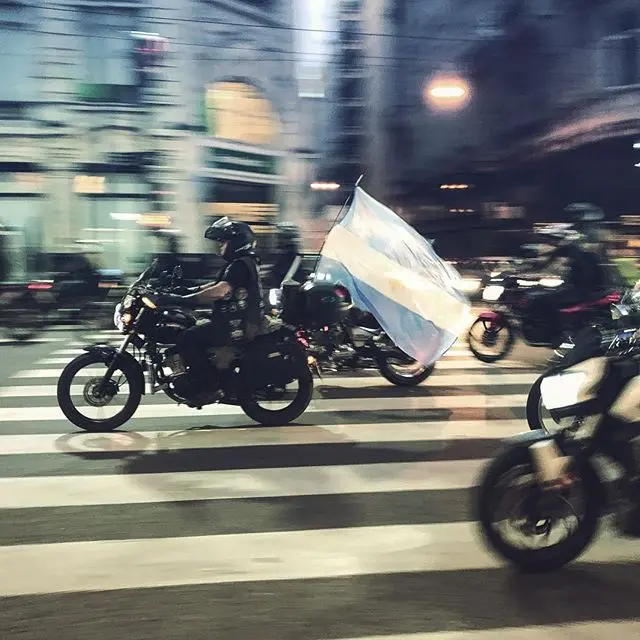 motocicleta bandera argentina - Por qué Belgrano eligió los colores celeste y blanco para la bandera