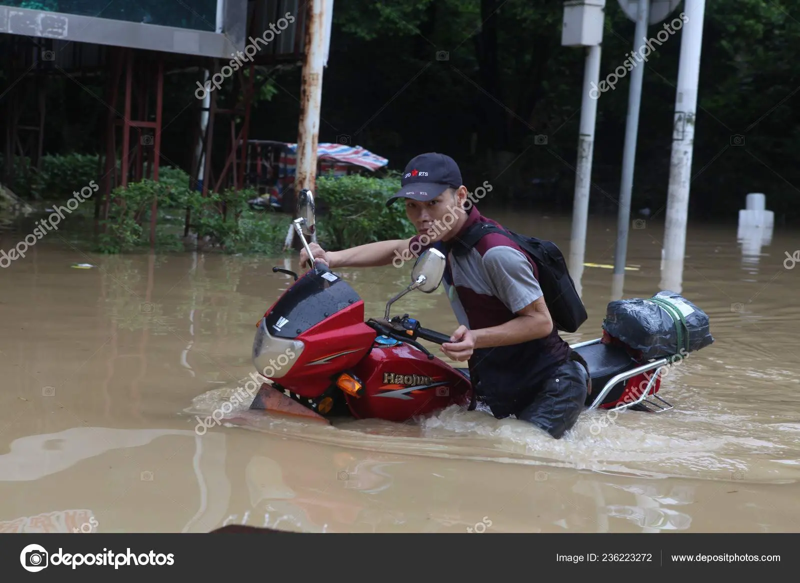 pase con la motocicleta por calle inundada - Por qué el conductor debe revisar los frenos después de pasar por una calle inundada