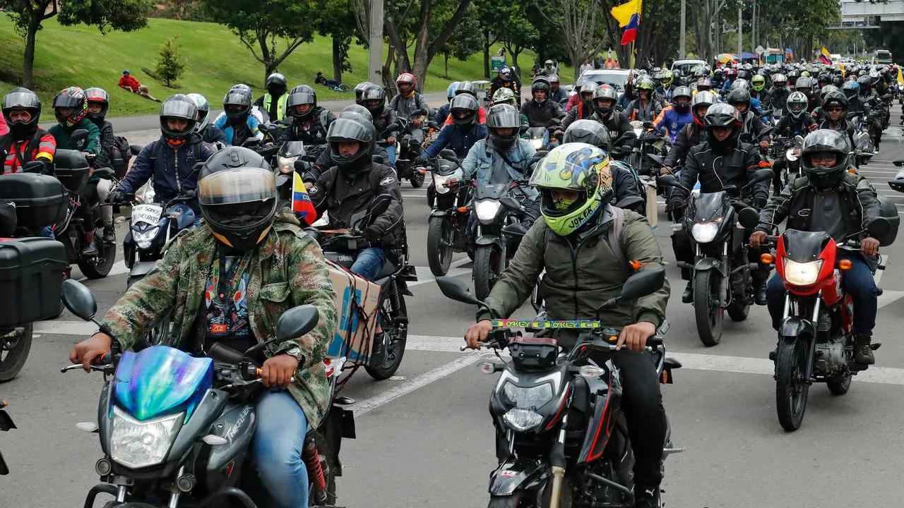 manifestacion sobre uso de motocicleta en horario restringido - Qué acción no está permitida para un motociclista en la vía