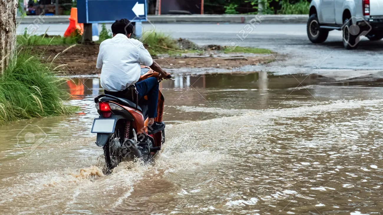 pase con la motocicleta por calle inundada - Qué debe hacer el conductor al pasar por una calle inundada