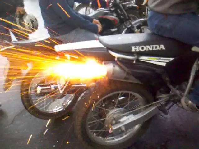 motos haciendo cortes - Qué es lo que pasa cuando una moto hace corte