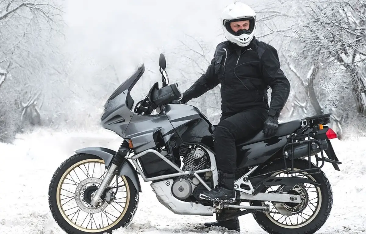 Manoplas para moto: protege tus manos contra el frío y la lluvia