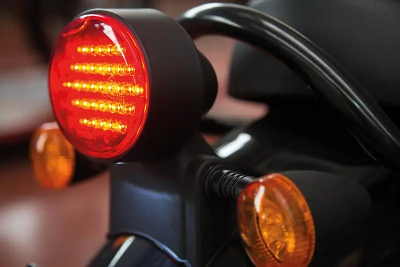 luces prohibidas en motos - Qué luces debe llevar una motocicleta durante la noche