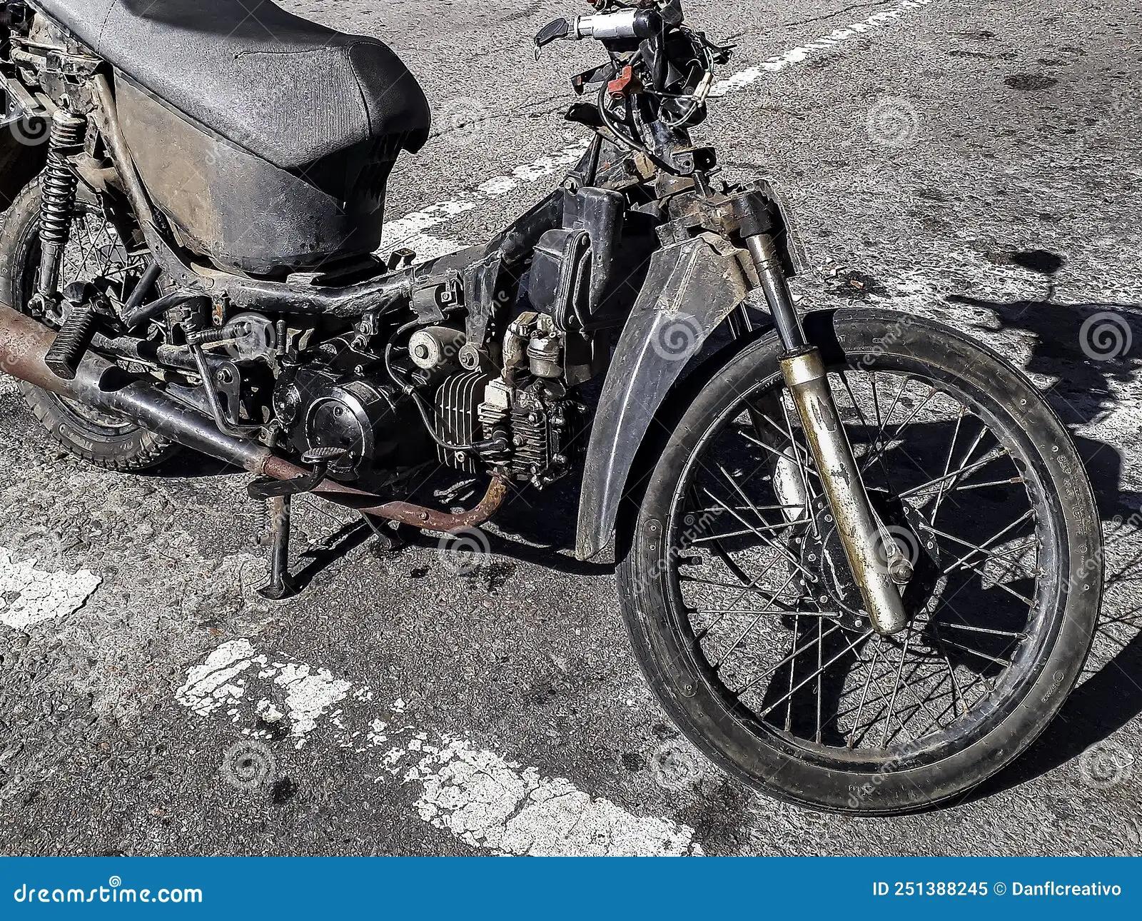 motocicleta dañada plano picado - Qué pasa cuando una moto acelera pero no avanza