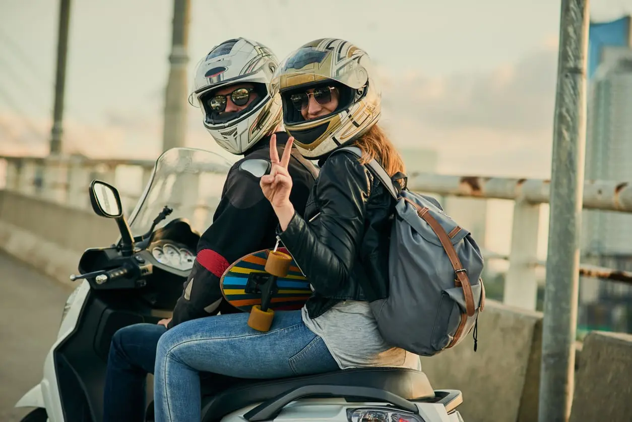 En una motocicleta con conductor y pasajero - Qué pasa si lleva un pasajero en la motocicleta en una motocicleta con conductor y pasajero - Qué pasa si lleva un pasajero en la motocicleta