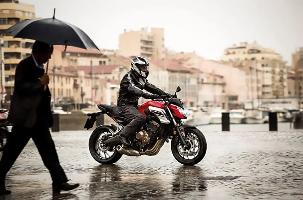 la lluvia puede dañar la motocicleta - Qué pasa si se moja tu moto