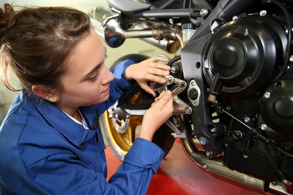 como darle mantenimiento a una motocicleta - Qué se hace en el primer mantenimiento de una moto