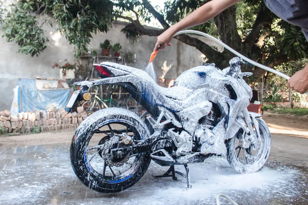 blanqueo de motos - Qué se le puede pasar a la moto para que brille